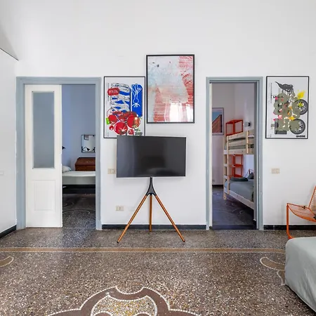 アパート C-44 Historic Stairway Authentic Charming With Aircon In Historic Building Up To 6ppl Newly Renovated ラ・スペツィア