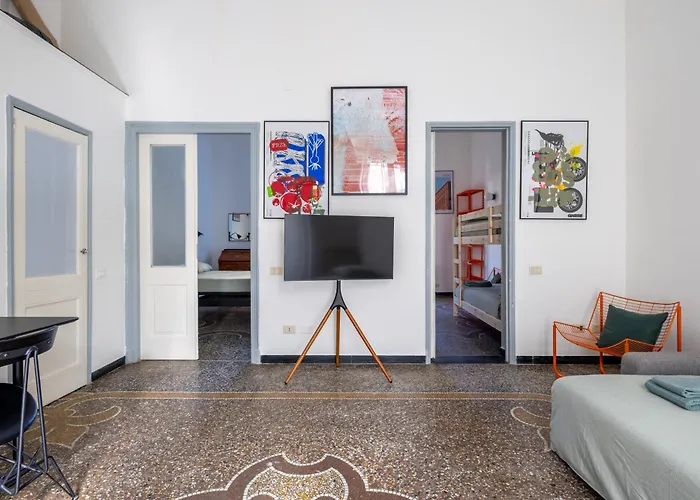 アパート C-44 Historic Stairway Authentic Charming With Aircon In Historic Building Up To 6ppl Newly Renovated ラ・スペツィア